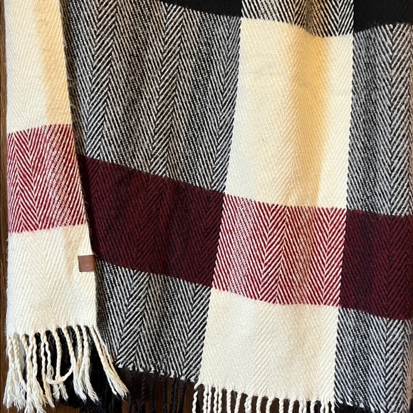 Elegant Large Plaid Scarf in Black, Cream, and Red - Picture 3 of 8